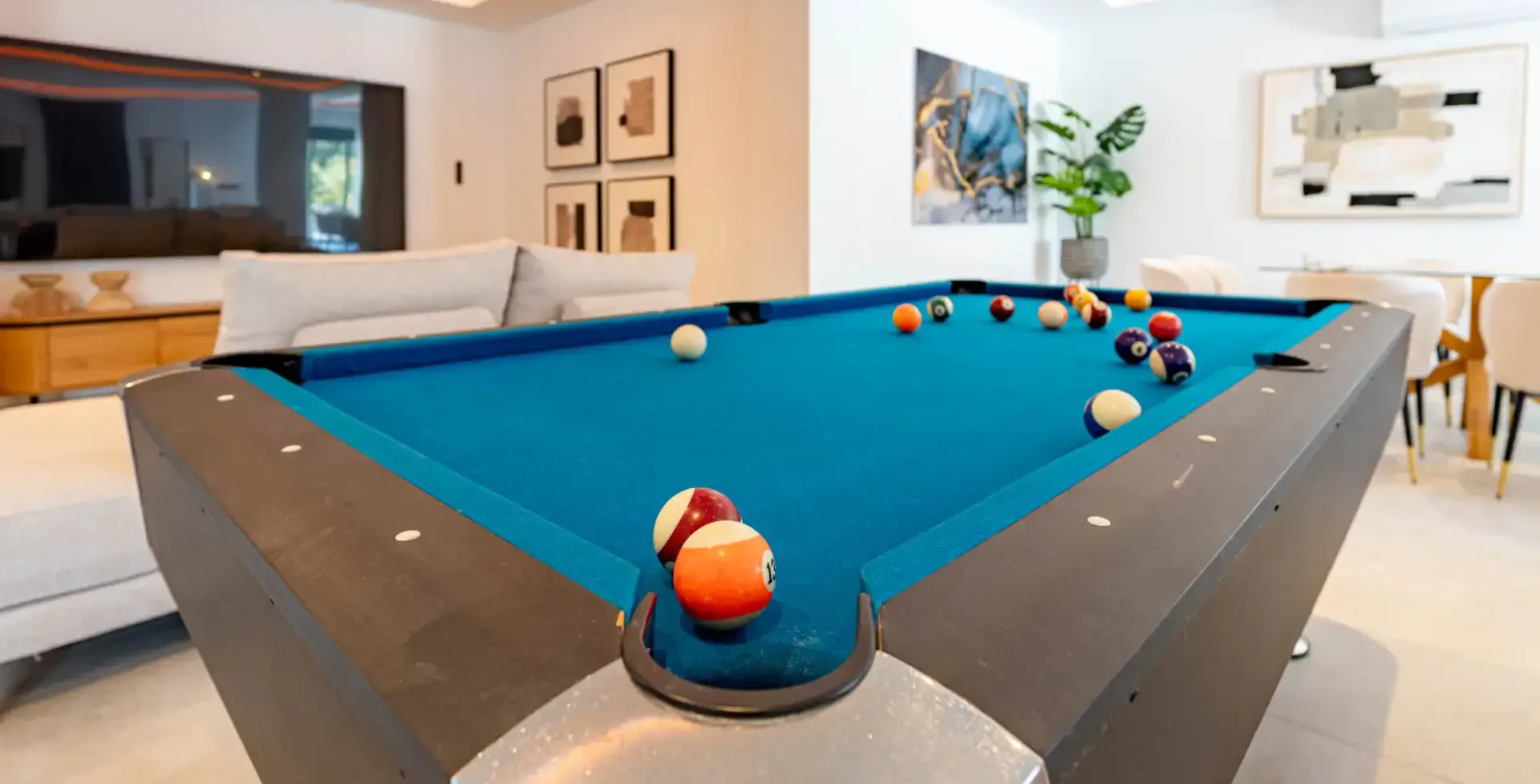 luxury-villas-marbella-6-bedroom-villa-elvi-pool table