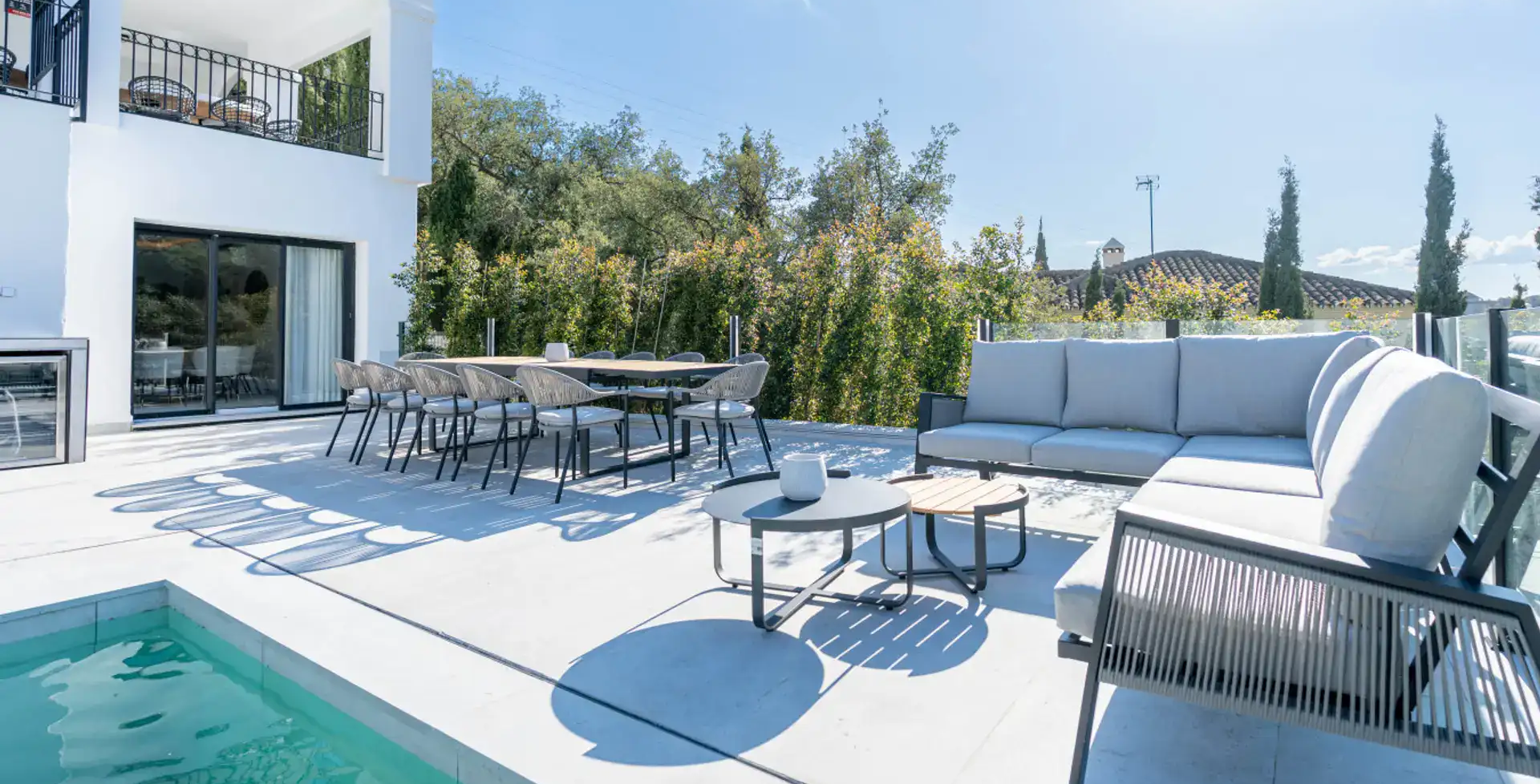 luxury-villas-marbella-6-bedroom-villa-elvi-poolside dining and relax
